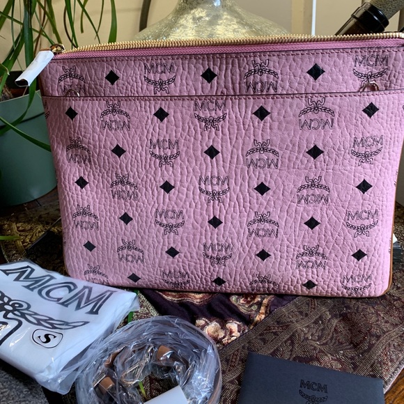 ⛔️SOLD⛔️Auth.MCM logo Diamond Leather zip clutch - Picture 2 of 15